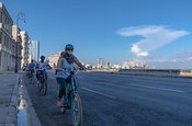 Biking an der Küstenpromenade in Havanna