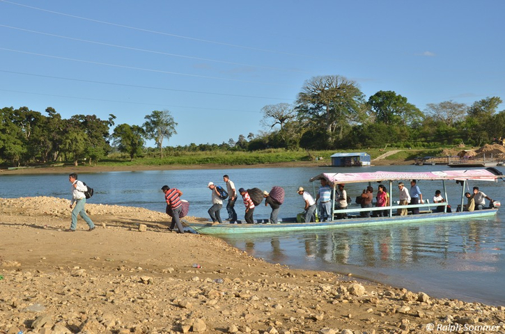 Kanu Fähre mit Passagieren im Rio La Pasión