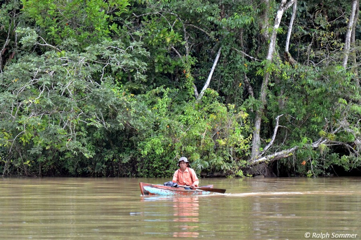 Mann im Kanu auf dem Rio Dulce