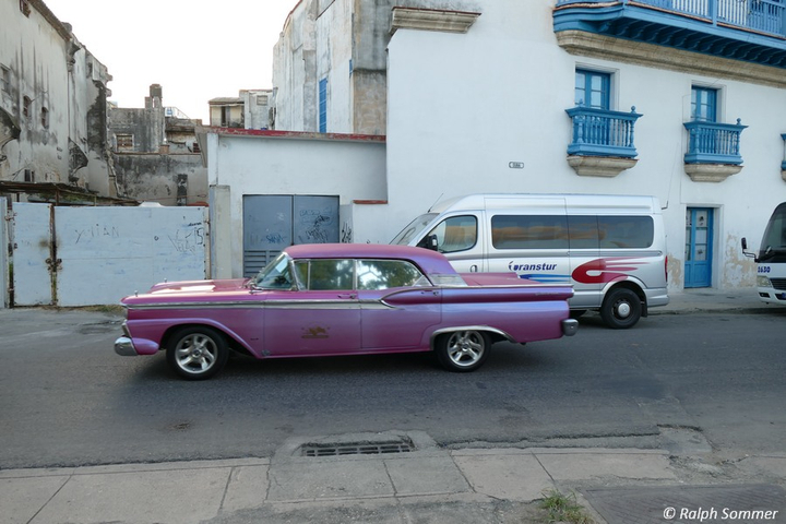 amerikanischer Straßenkreuzer in der Haupstadt La Habana