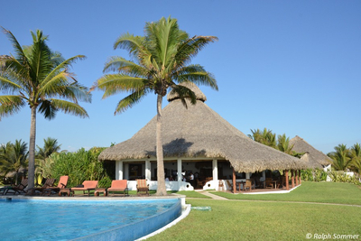 Hotel Dos Mundos mit Pool am Pazifik