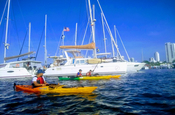 Kayaks und Segelboote