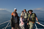Kleingruppe bei Bootsfahrt auf dem Atitlánsee