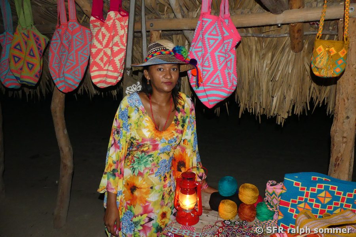 Wayuu Frau mit Fique Beutel