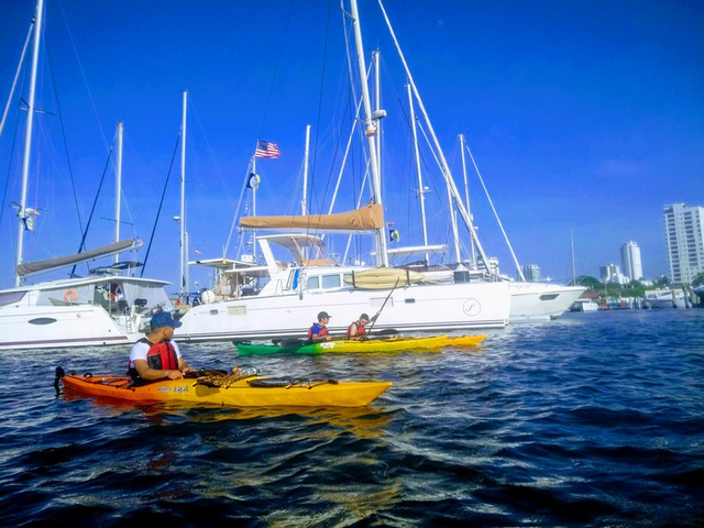 Kayak und Yachten im Hintergrund Cartagena