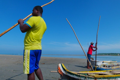 Fischer mit Holzkanus am Ufer von La Boquilla Kolumbien
