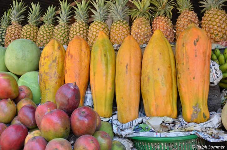 Papayas und Ananas am Obststand