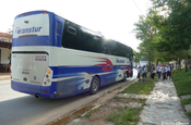 Touristenbus einer Reisegruppe in Havanna