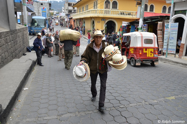 Hutverkäufer auf der Straße in Chichicastenango