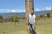 Ralph Sommer neben einem Phallus im El Infiernito Park