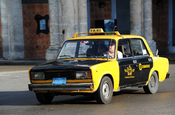 altes Taxi in der Hauptstadt