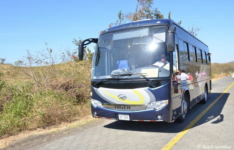 Touristenbus auf der Fahrt nach Granada