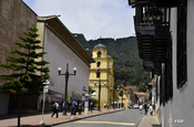 Straße und Kirche La Candelaria in Bogotá