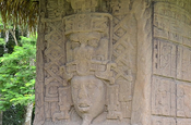 Maya Stele überdacht in Quiriguá