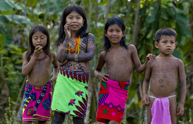 Embera Kinder in tradiotioneller Tracht