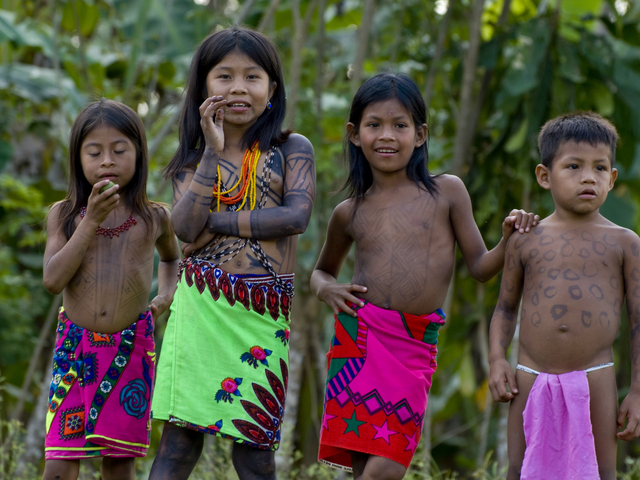 Embera Kinder in tradiotioneller Tracht