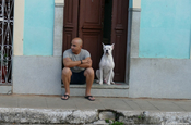 Hund mit Herrchen in Trinidad auf Kuba