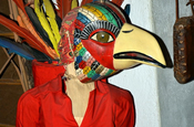 Vogeltänzer im Musikmuseum K'Ojom in Antigua
