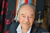 Ladino Mann auf einem Markt