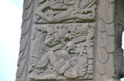Anthropomorphe Wesen auf der Maya Stele
