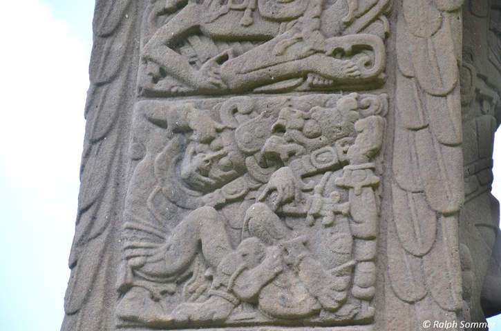 Anthropomorphe Wesen auf der Maya Stele