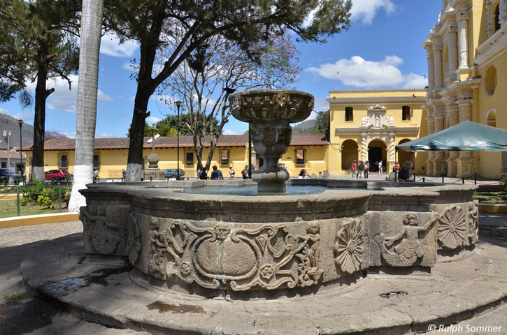 Plaza Mayor mit Brunnen in Antigua