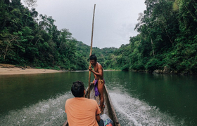 Bootsfahrt der Emberá-Indianer in Panama