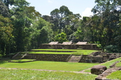 Panoramablick über die Mayastätte in Quiriguá