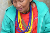 Indigene Perlenkettenverkäuferin in Bogotá