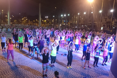 Zumba abends auf Plaza