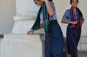 Mädchen vor Kirche in Santiago de Atitlan