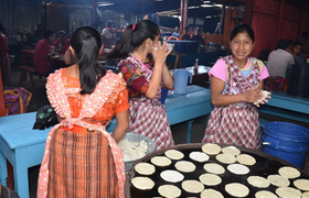 Einheimische backen Tortillas in Chichicastenango