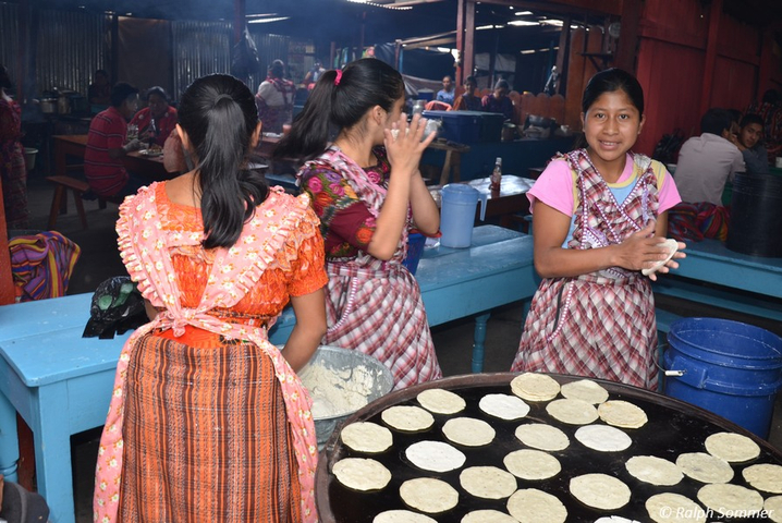 Einheimische backen Tortillas in Chichicastenango
