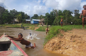 Jungen beim Spielen am Amazonas