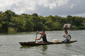 Einheimische auf einem Kanu auf dem Río Dulce