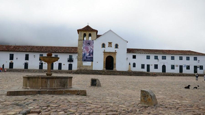 Brunnen vor der Kathedrale in Villa de Leyva Kolumbien