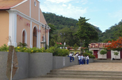 Schüler vor der Kirche Nicaragua