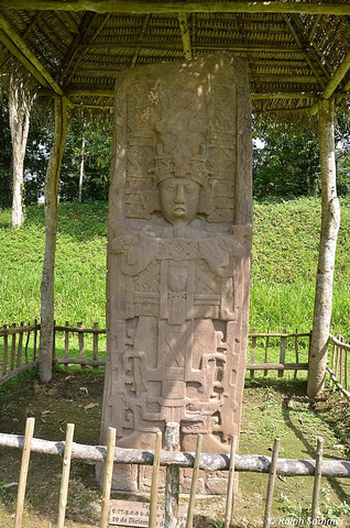 Gut erhaltene Maya Stele
