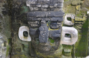 Riesen Maske in Tikal