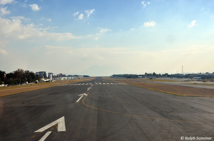 Landebahn am internationalen Flughafen La Aurora