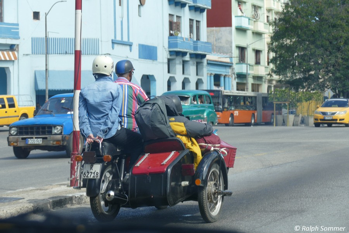 Motorrad mit Beiwagen in La Habana
