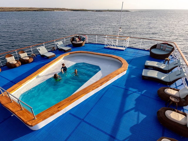 M/V Galapagos Legend Swimmingpool