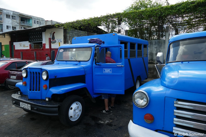 umfunktionierte Kleinbusse in Havanna