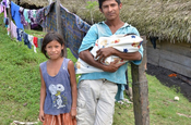 Junger Bauer mit Kindern bei Rio Dulce