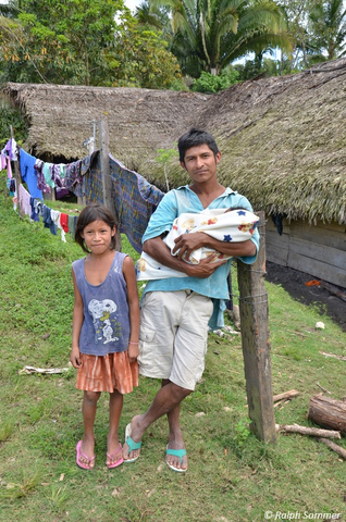 Junger Bauer mit Kindern bei Rio Dulce