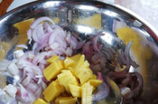 Zwiebeln und Limettensaft für Ceviche