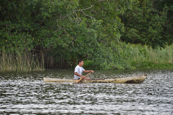 Mann mit seinem Kanu auf dem Río Dulce