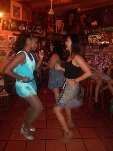 Salsa tanzen in der Bar Quiebra Canto Cartagena