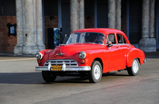roter amerikanischer Oldtimer aus den 50ern in der Haupstadt Havanna