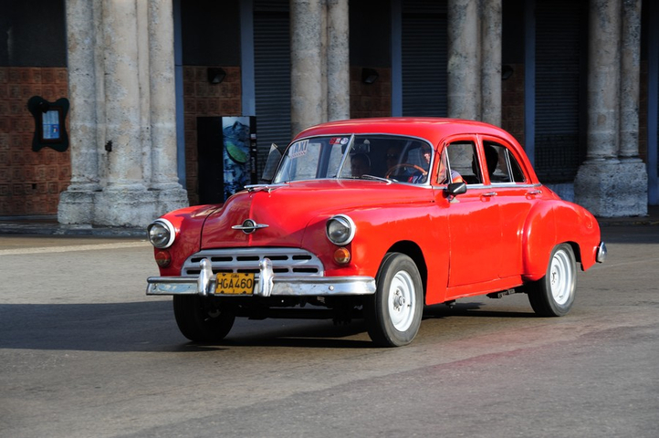 roter amerikanischer Oldtimer aus den 50ern in der Haupstadt Havanna